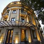 Hotel-Astoria-Tbilisi-9 هتل آستوریا تفلیس از هتلهای واقع در مرکز شهر تفلیس در گرجستان است منطقهای که مملو از خانه و کلبههای قدیمی با بالکن است.