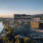 Radisson-Blu-Iveria-Hotel هتل رادیسون بلو ایوریا آسمان خراشی در تفلیس است که در قلب مرکز تجاری شهر جای گرفته و فاصله بسیار کمی با بافت تاریخی شهر دارد.