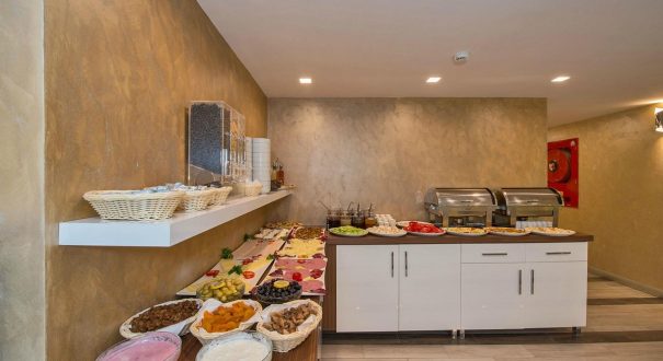 هتل اینتل استانبول ( Inntel Hotel Istanbul ) یک هتل چهار ستاره در منطقه تکسیم استانبول در کشور ترکیه است .